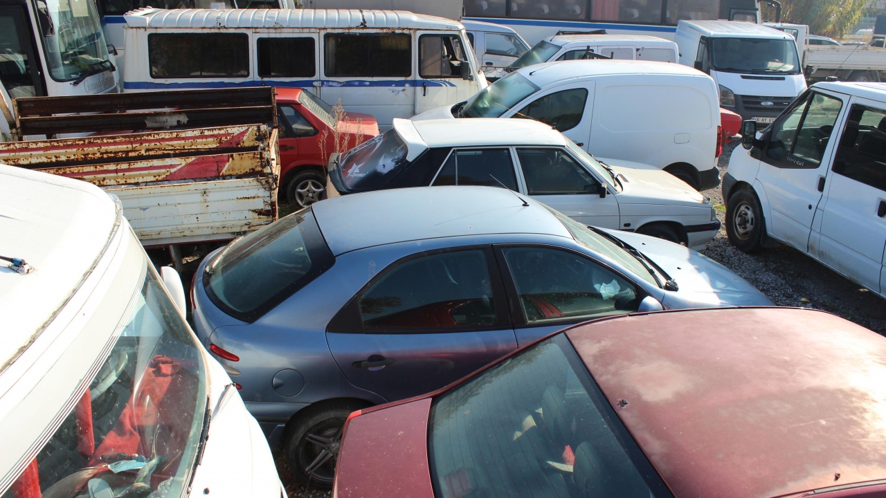 Birçoğu artık kullanılmayacak duruma gelen ve otların arasında kalan araçların durumu görenleri üzüyor.