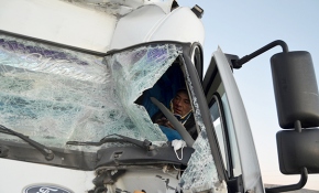 Sıkıştığı araçtan kurtarılmayı beklerken abisini aradı