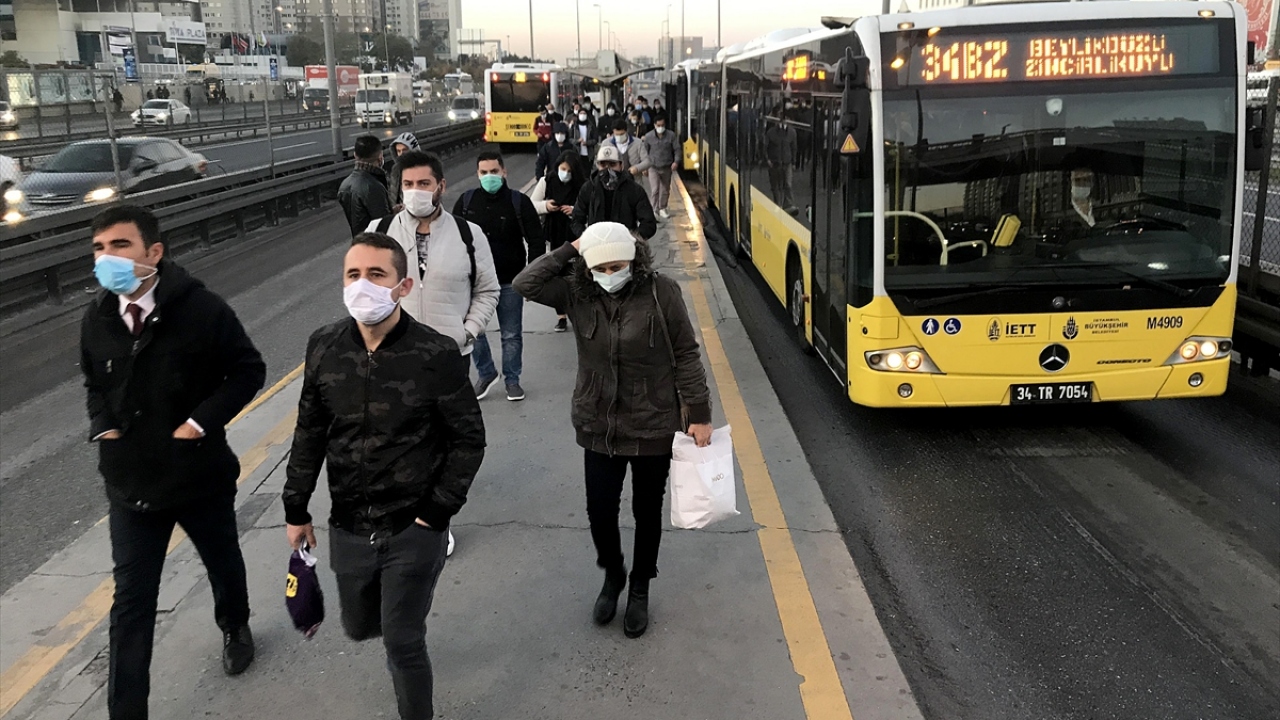 Kentte mesai saatinin başlamasıyla metrobüslerde ve otobüslerde kalabalık arttı. 