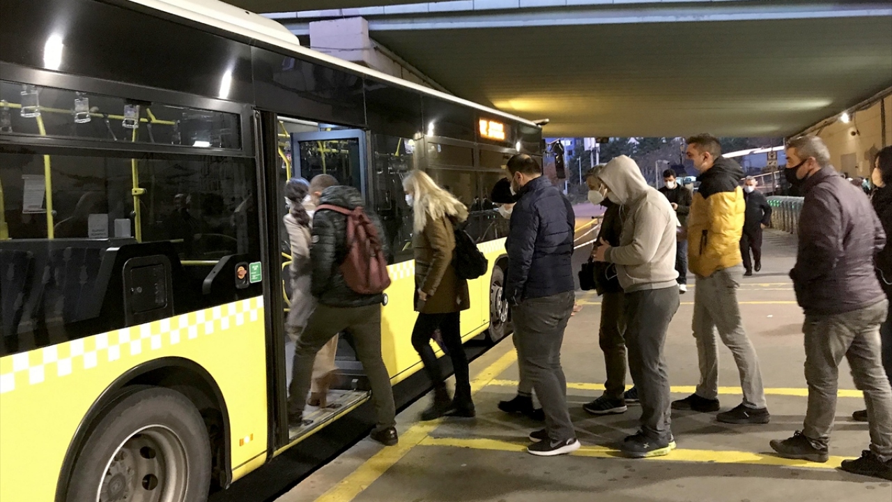 Cevizlibağ ve Zincirlikuyu metrobüs durakları başta olmak üzere bazı duraklarda da yoğunluk dikkati çekti. 