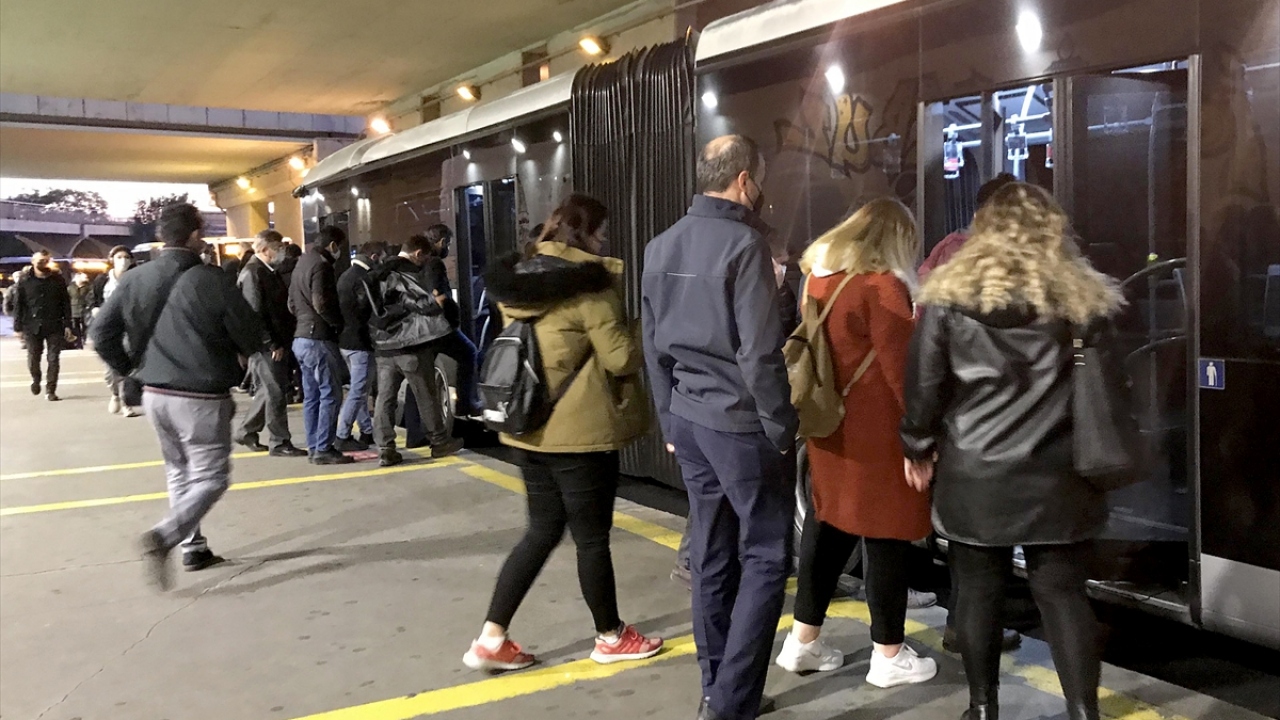 Tramvay ve metrolarda da yoğunluk gözlenirken, yolcuların büyük çoğunluğunun yeni tip koronavirüs (Covid-19) tedbirleri kapsamında maske taktığı ancak bazı noktalarda sosyal mesafe kurallarına uyamadıkları gözlendi.