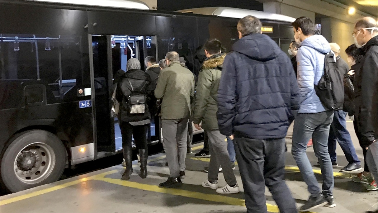 Anadolu Yakası`nın en önemli aktarım merkezlerinden olan Kadıköy Uzançayır`a gelen vatandaşlar metrobüs, otobüs ve metro gibi toplu taşıma araçlarını kullandı.