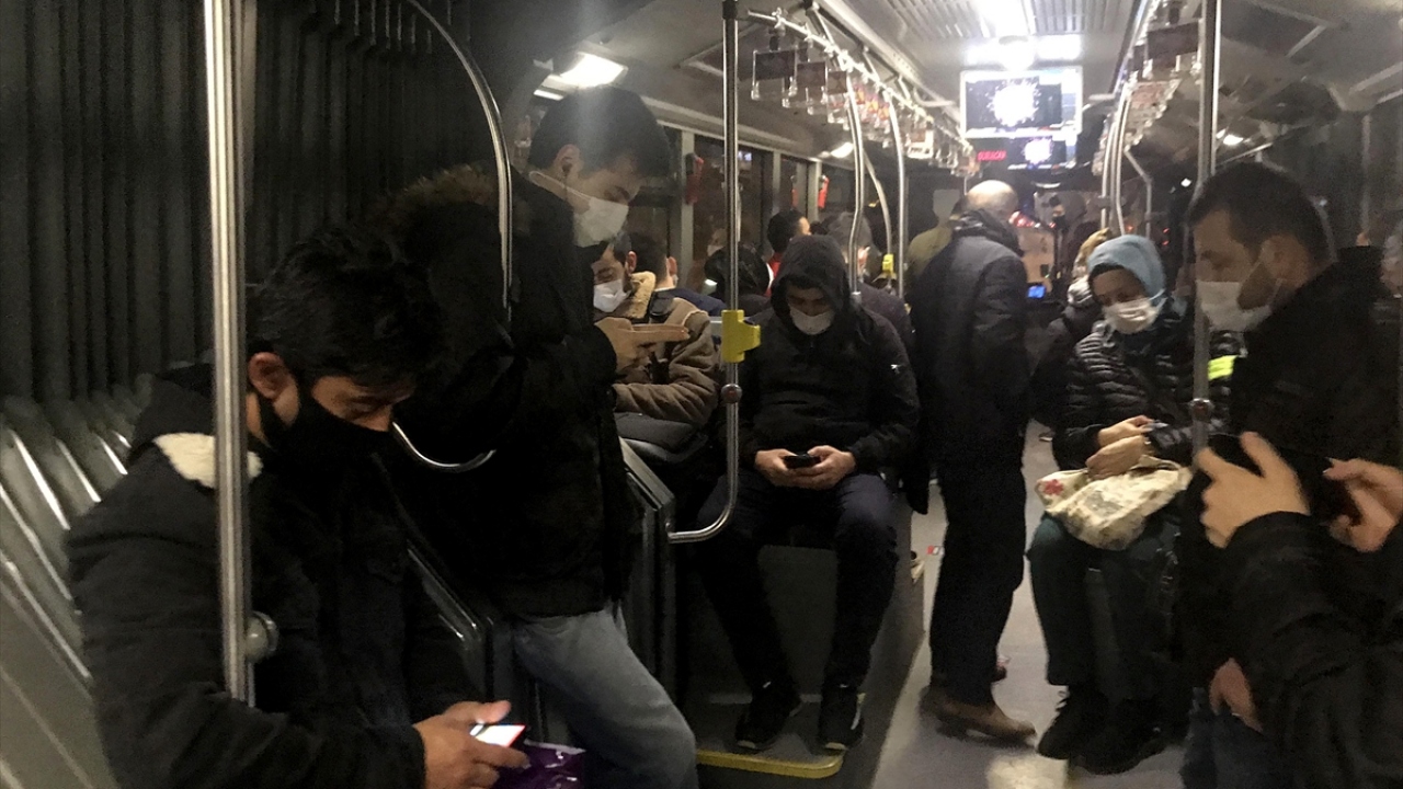 Zaman zaman yoğunluğun oluştuğu otobüs duraklarında bekleyen yolcuların maske ve mesafe kurallarına dikkat ettiği görüldü.