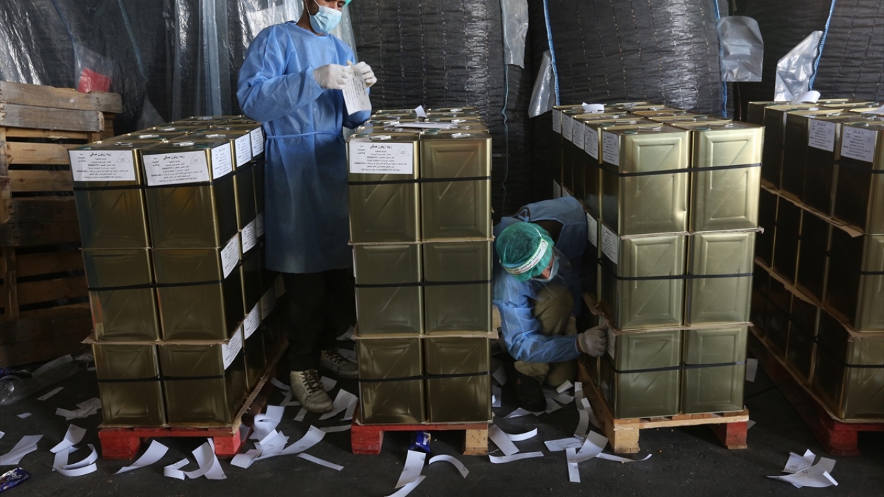 Gıda ve tarım ürünleri tüccarı Hamdi Cercavi, Suudi Arabistan`a 990 teneke (15 ton), Birleşik Arap Emirlikleri`ne de (BAE) 600 teneke (9 ton) zeytinyağı ihraç ettiğini aktardı. 