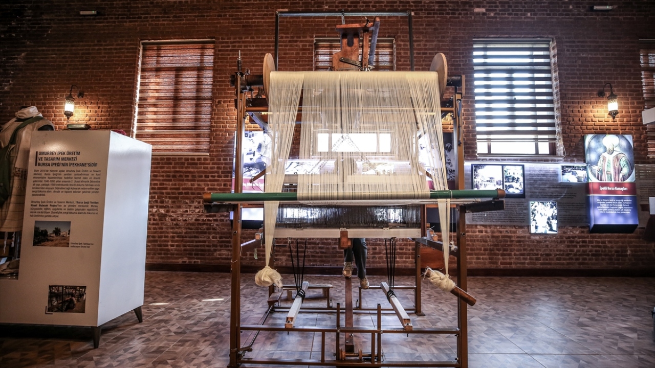 Bursa`da 1800`lü yıllarda inşa edilen ancak zamanla atıl duruma geçen Umurbey İpek Üretim ve Tasarım Merkezi, 6 yıl önce Büyükşehir Belediyesince yapılan restorasyondan sonra eski günlerine kavuştu.