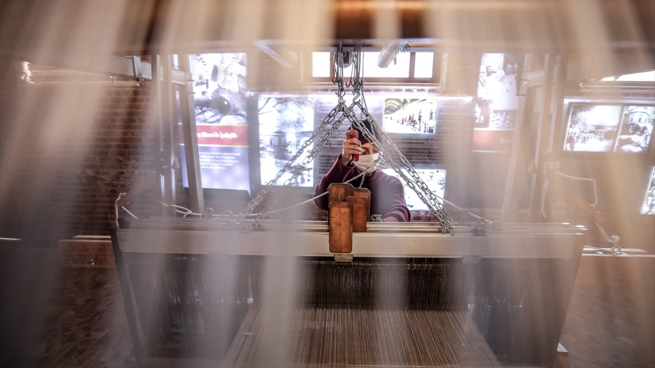 Geleneksel yöntemlerle ipek kumaş üretimine ağırlık verilen merkezde, kumaş dokumak için kullanılan geleneksel "armürlü jakarlı" dokuma tezgahının benzeri aslına uygun olarak yeniden yapıldı. 