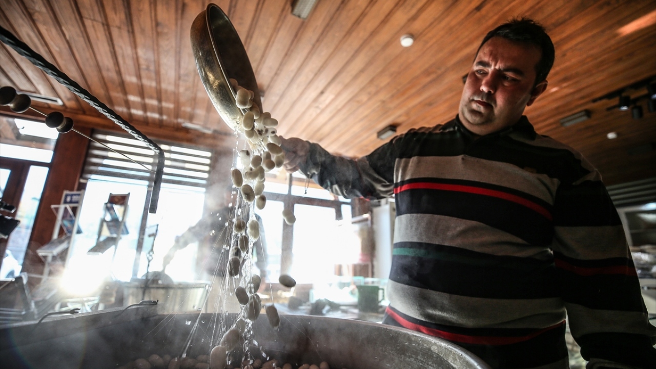 Tezgahın tamamlanmasının ardından da Osmanlı döneminin ipek kumaşlarının geleneksel motiflerle üretilmesi için çalışmalara başlandı. 