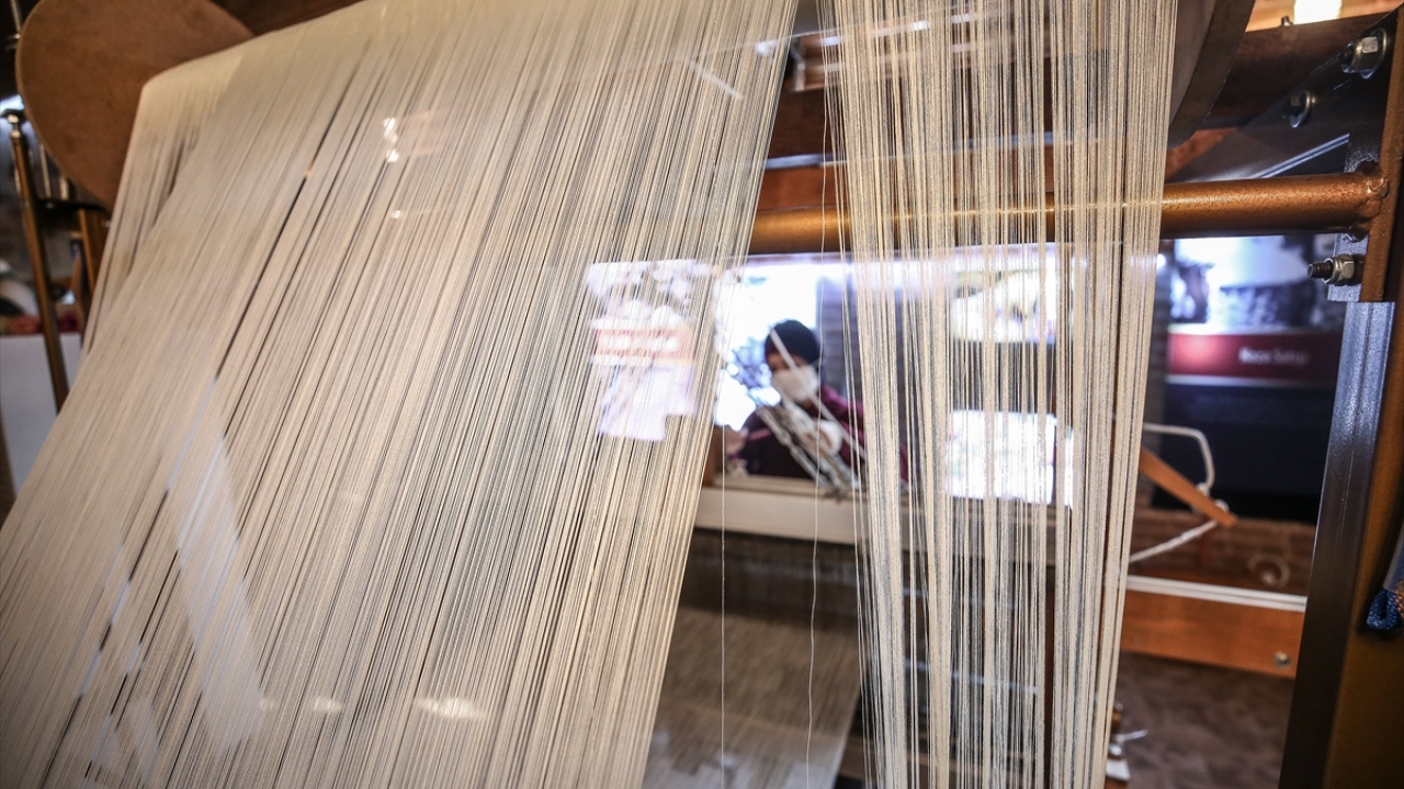 Birbirinden farklı tarihi motiflerin de yer aldığı ürünlerin hazırlanacağı merkezde, günde bin metre dokunan kumaşların, Osmanlı dönemine ait kaftanların üretilmesi ve müzelerde kullanılması amaçlanıyor.