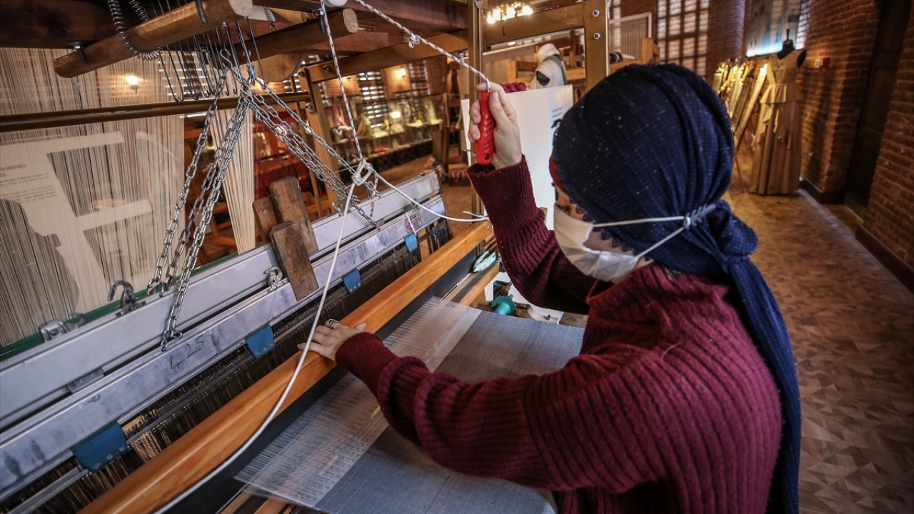 İpeğin öneminin büyük olduğunu belirten Ünal, merkezde önemli ustalar yetiştirdiklerini dile getirdi.