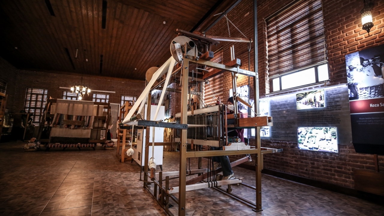 Ünal, ipek aşkını gençlere aşılamayı hedeflediklerini belirterek şunları kaydetti: