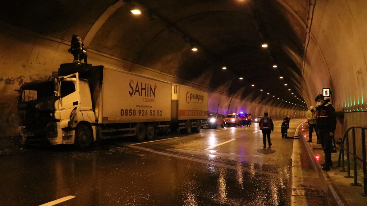 Kamyondan dumanlar yükseldiğini fark eden sürücü, aracını emniyet şeridine çekerek itfaiye ekiplerinden yardım istedi. 