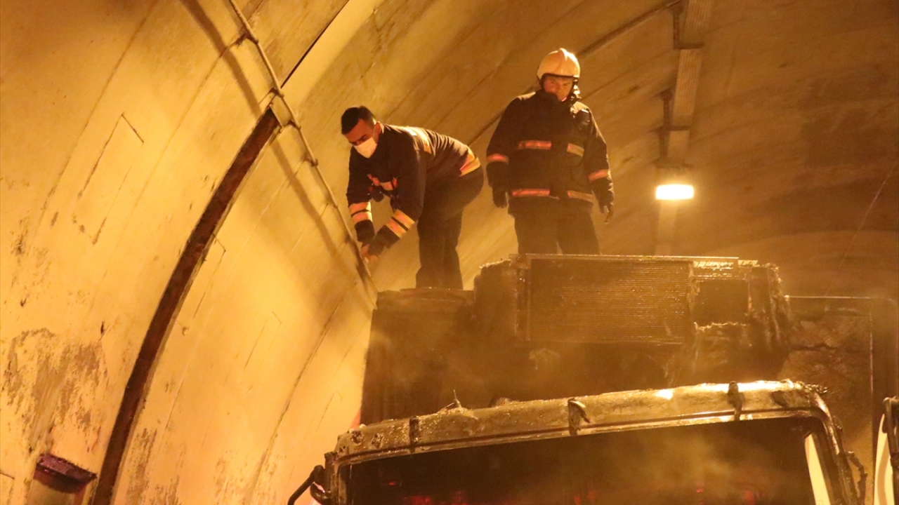 Yangın, itfaiye ekiplerinin müdahalesiyle kısa sürede söndürüldü.