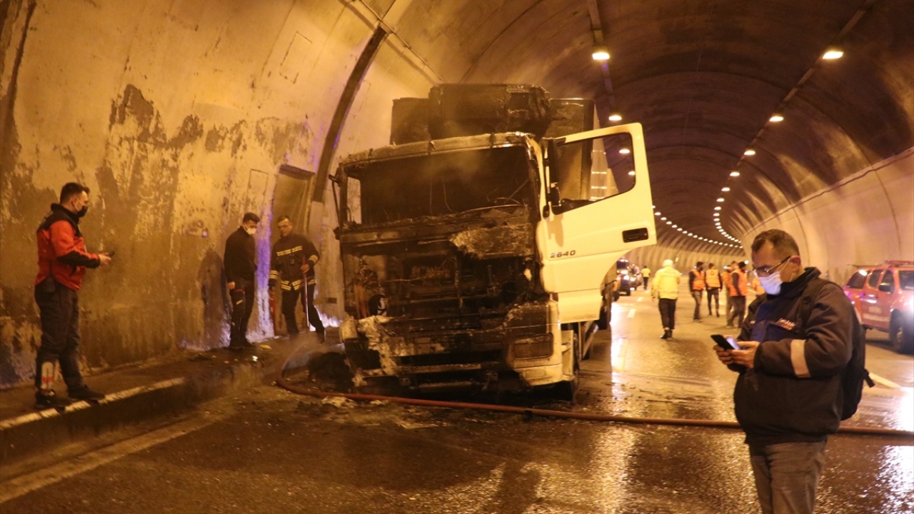 Otoyoldan İstanbul yönüne seyreden araçlar, polis ve Karayolları ekipleri tarafından çalışmalar tamamlanana kadar Abant Kavşağı`ndan D-100 kara yoluna yönlendirildi. 