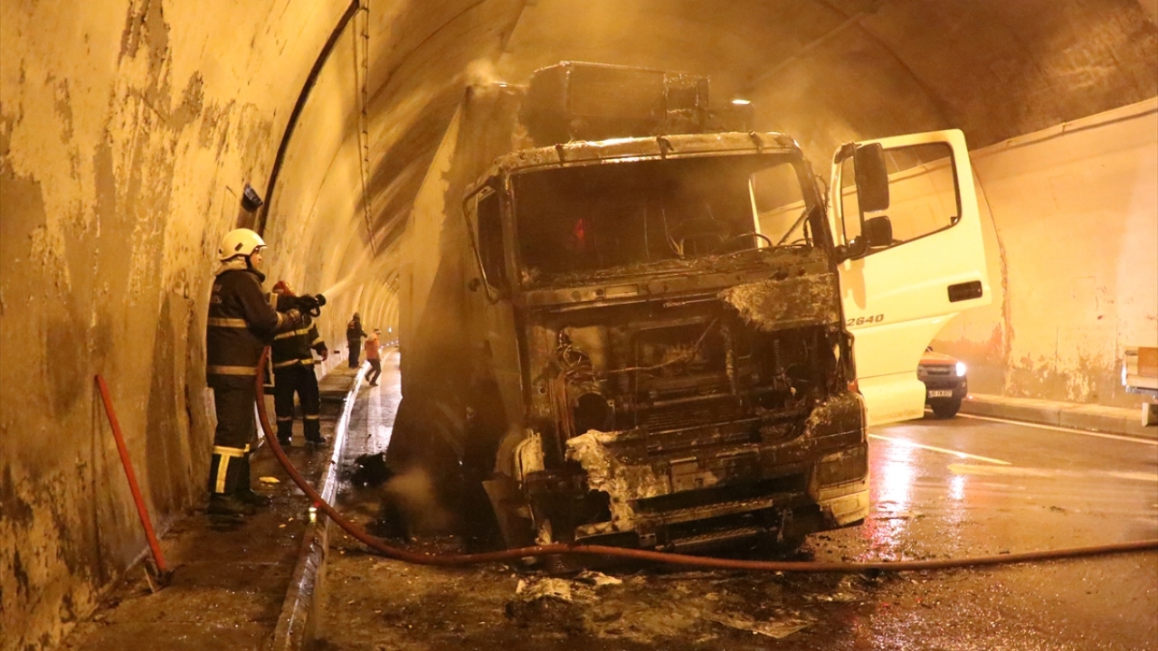 Ulaşım yaklaşık 1,5 saat süren soğutma çalışmalarının ardından tek şeritten sağlanmaya başlandı. 