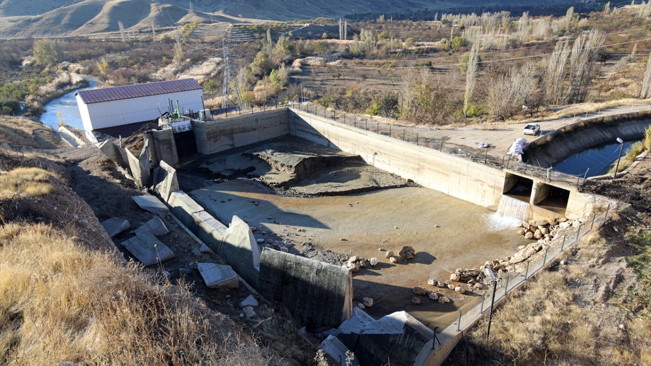 Ilıca Mahallesi`nde özel firmanın işlettiği Güdül 2 HES`e ait 10 bin metreküplük yükleme havuzunun duvarı, gece saatlerinde henüz belirlenemeyen nedenle çöktü.
