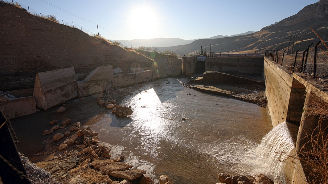 Durumun haber verilmesi üzerine kanaldaki su kesildi, taşan su santralin içine doldu.