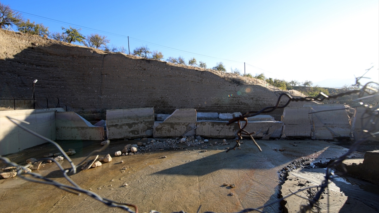 Olayda santral kullanılamaz hale geldi, çevredeki meyve bahçeleri taşkında zarar gördü.