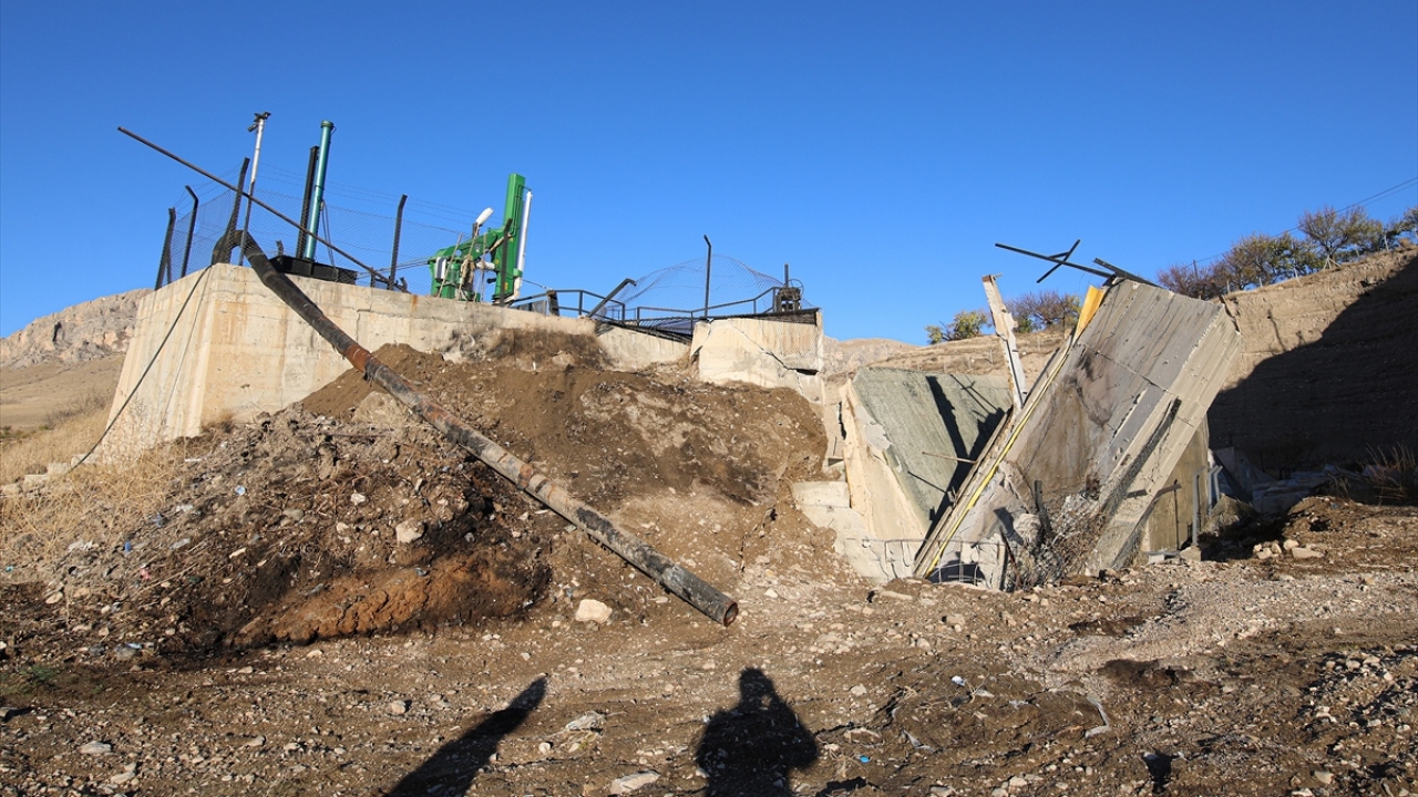 Taşkında zarar gören santralde temizlik çalışmaları başlatıldı.