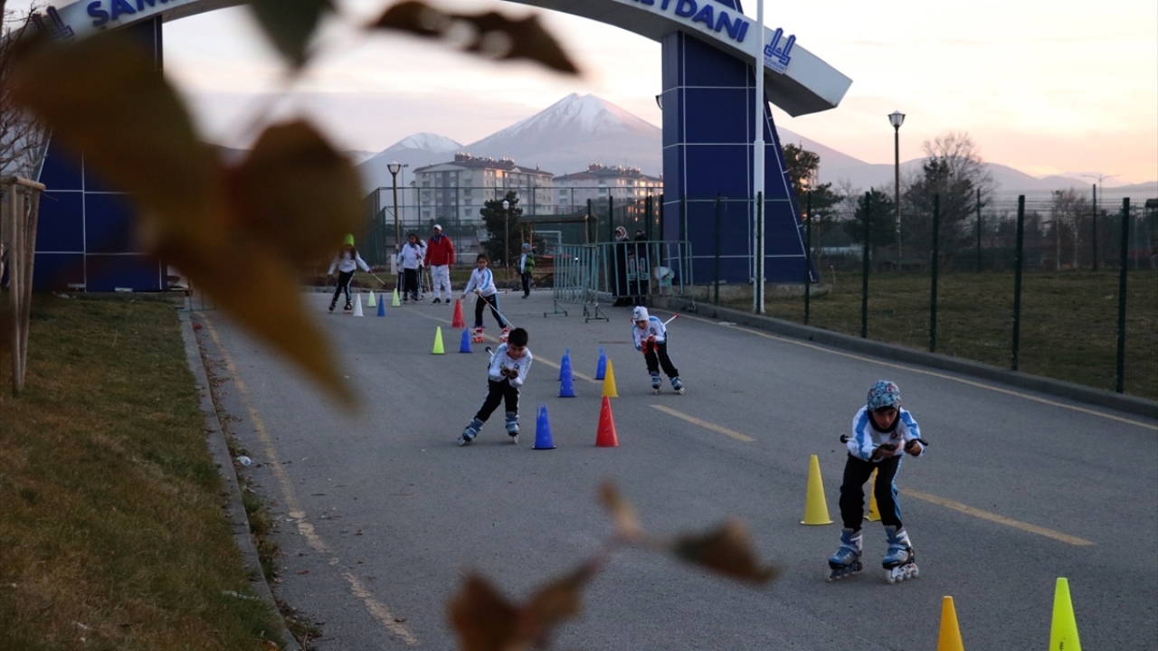Kentte, Valilik, Büyükşehir Belediyesi, Gençlik ve Spor İl Müdürlüğü ile İl Milli Eğitim Müdürlüğü iş birliğinde, ilkokul ve ortaokul öğrencilerine kayak öğretilmesi için başlatılan çalışmalar sürüyor.