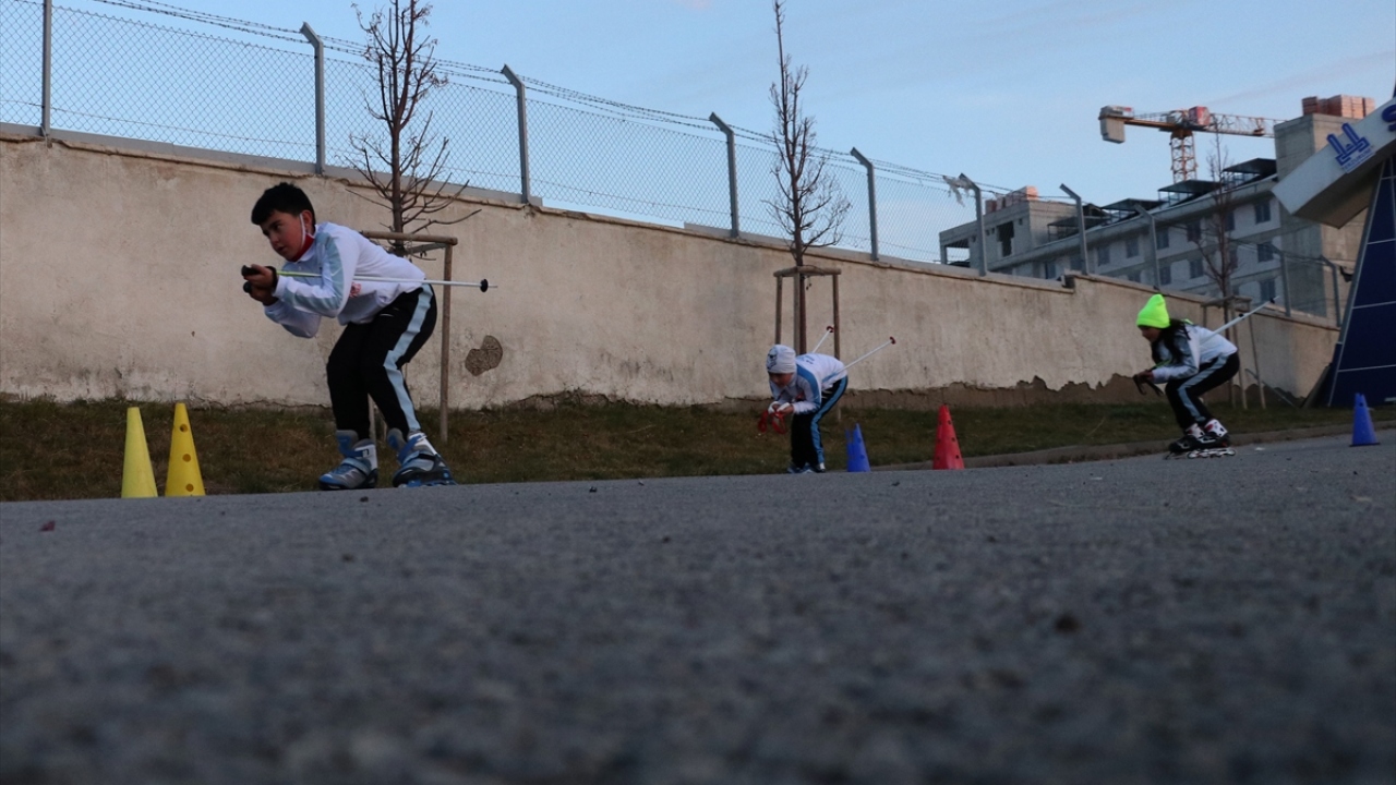 Sezonun açılmasıyla Palandöken Kayak Merkezi`nde çalışmalarını sürdürecek olan çocukların, geleceğin şampiyon kayakçısı olması amaçlanıyor.