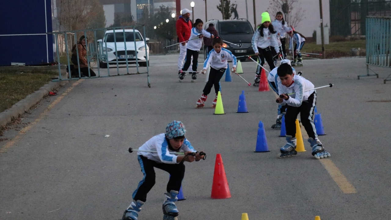 Asfalt parkurda patenle kayak sezonuna hazırlanıyorlar