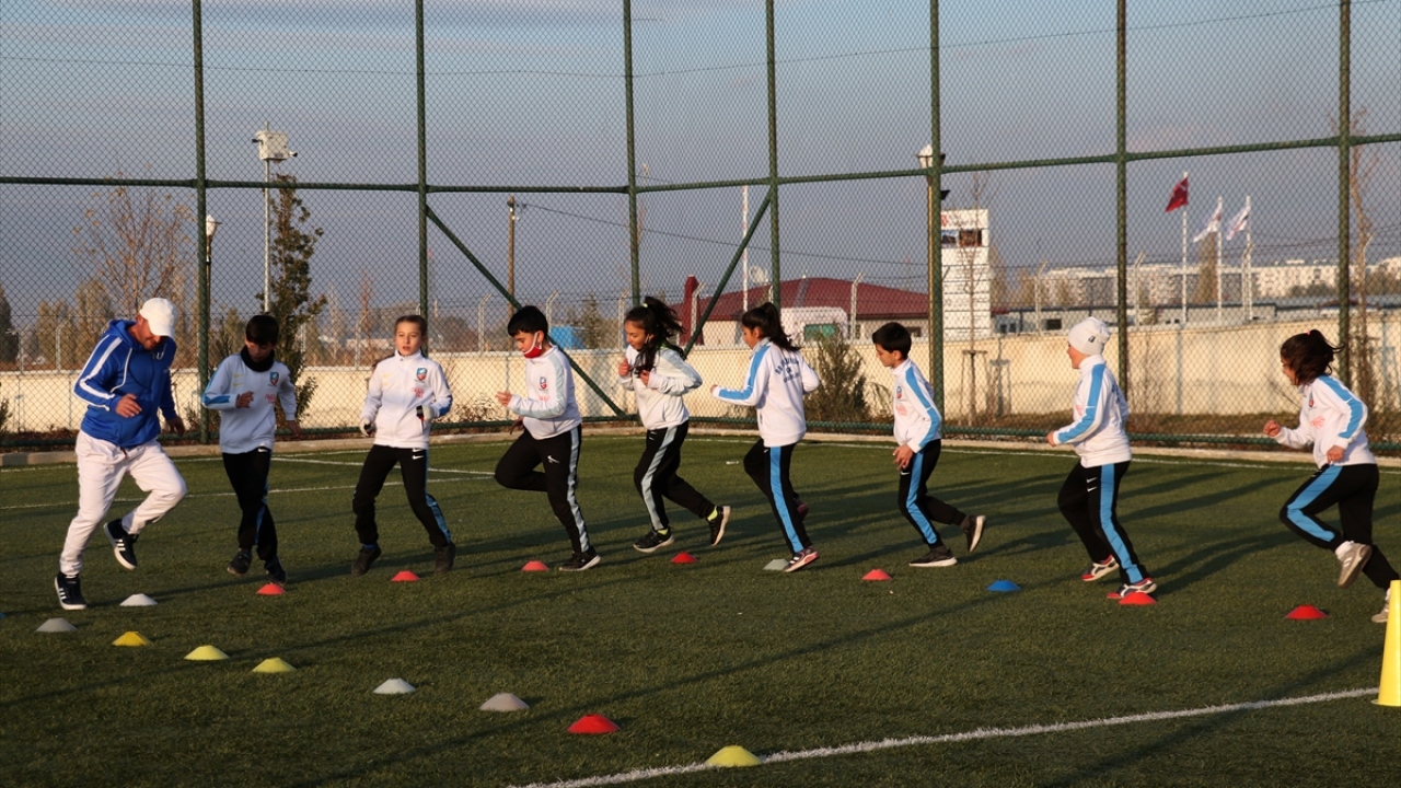 Erzurum Büyükşehir Belediyesi Altyapı Kayak Antrenörü Oktay Ceylan, yaptığı açıklamada, öğrencileri kayak sezonunda değerlendirmek istediklerini söyledi.