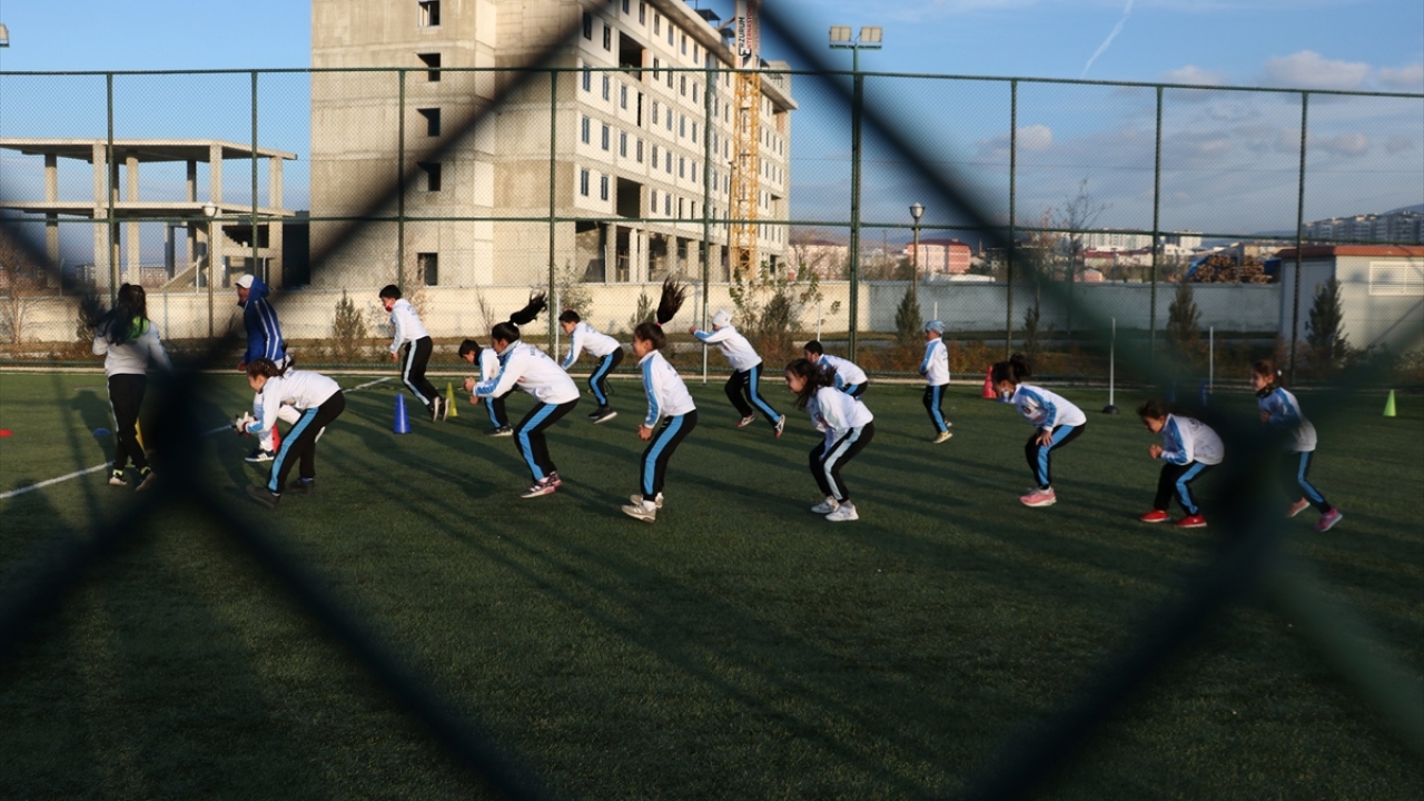 Ceylan, yaz aylarında çocuklara patenle kayak yaptırdıklarını belirterek, minik yeteneklere hız, güç ve kuvvete dayalı antrenman yaptırdıklarını dile getirdi.