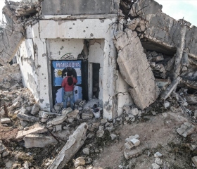 Maradona'nın resmi İdlib'de yıkılan bir evin duvarına çizildi