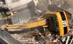 Bakırköy'de yıkım yapan kepçenin devrildiği anlar kamerada