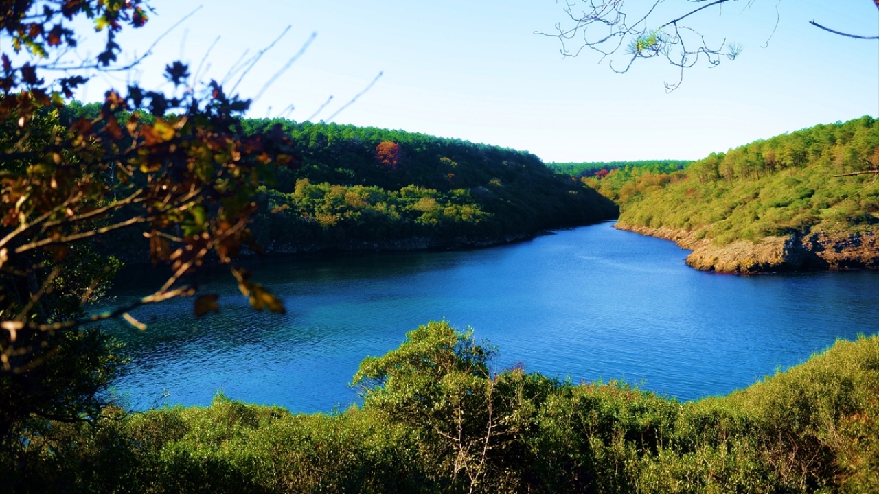 Kent merkezine 8 kilometre uzaklıkta bulunan ve yaz aylarında binlerce ziyaretçiye ev sahipliği yapan koylar, sonbahar güzelliğiyle de ziyaretçilere eşsiz manzaralar sunuyor.