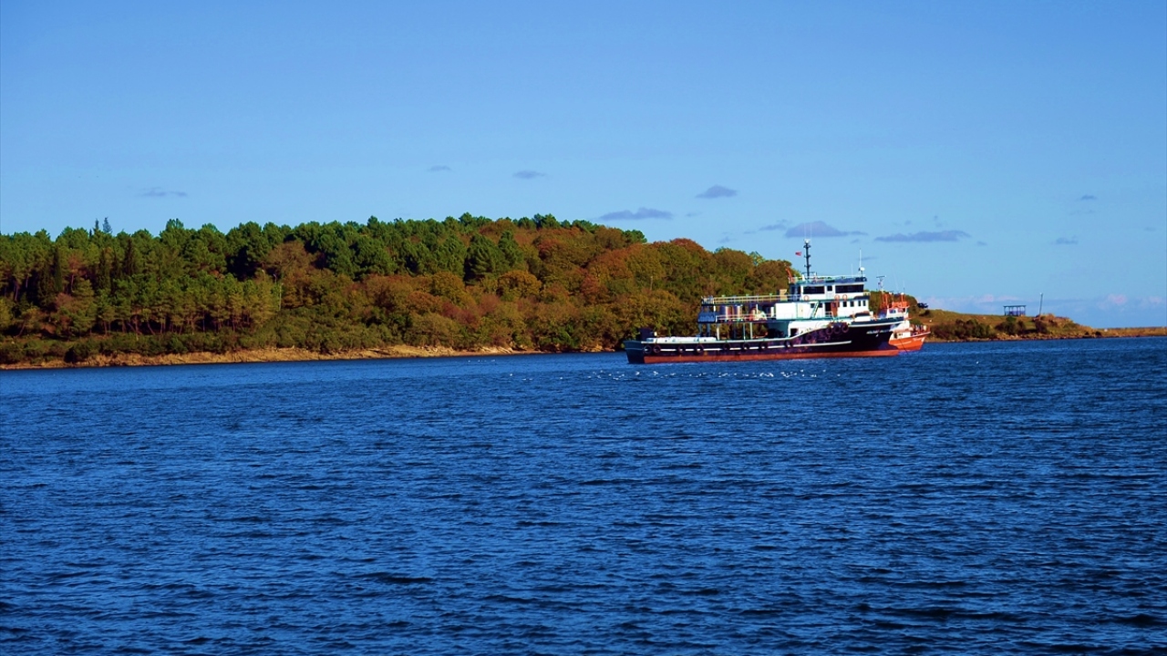 Denizle, karanın iç içe geçtiği koylar, bu özellikleriyle yeşil ve mavinin güzelliğini aynı anda sunarak beğeni topluyor.