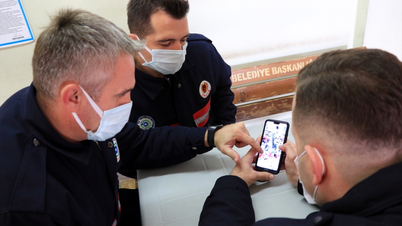 Deprem haberini alır almaz harekete geçen 10 kişi, amirlerini arayarak arama kurtarma çalışmalarına katılmak üzere gönüllü olduklarını söyledi.