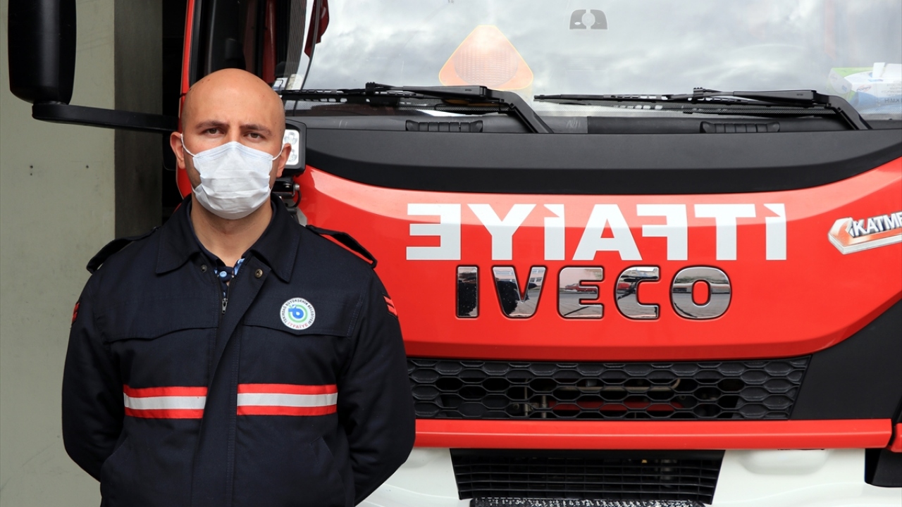 Ekip amiri Erdinç Coşkun, deprem ihbarı aldıktan sonra ekip arkadaşlarıyla gönüllülük esasıyla İzmir`e hareket ettiklerini söyledi.