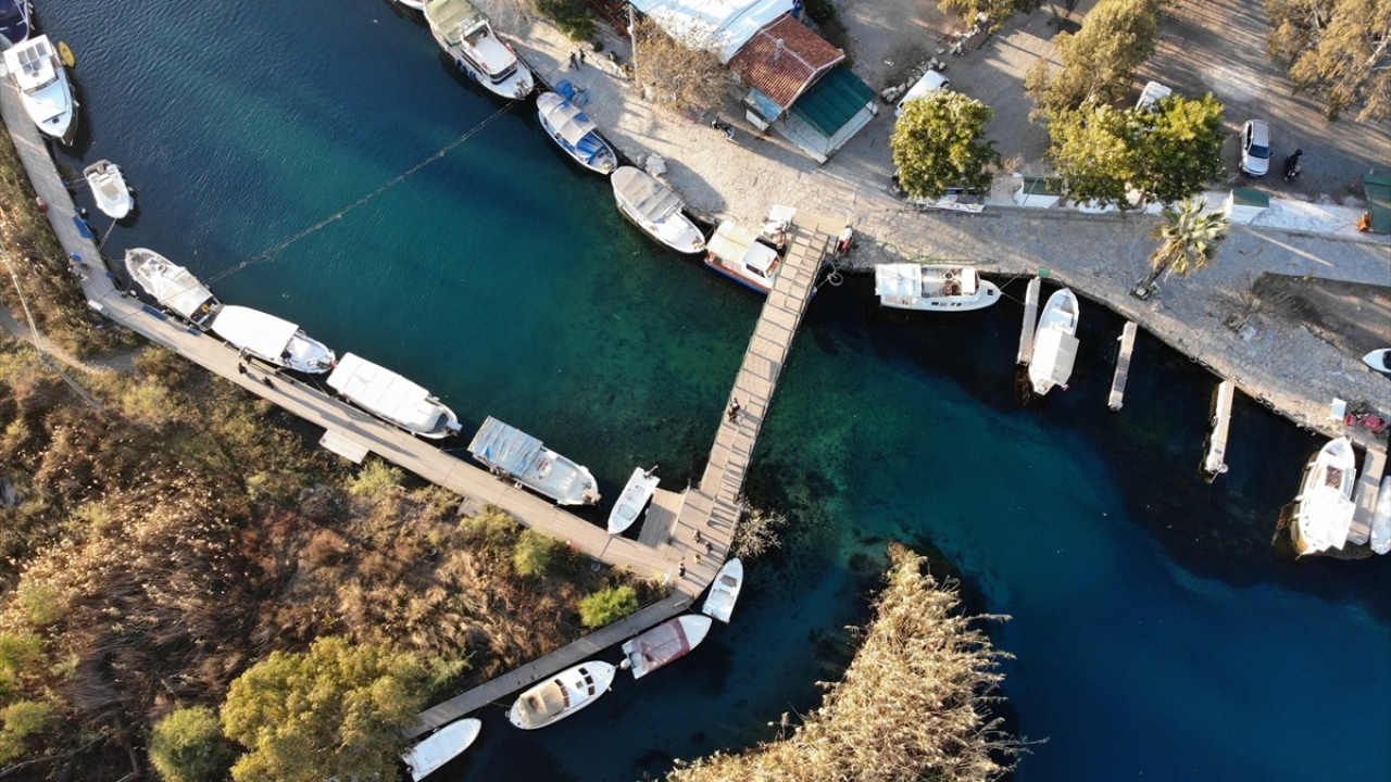 En sakin günlerini yaşayan Akyaka sahili, Kadın Azmağı Deresi bu süreçte farklı bir görüntü ve güzelliğe büründü. 