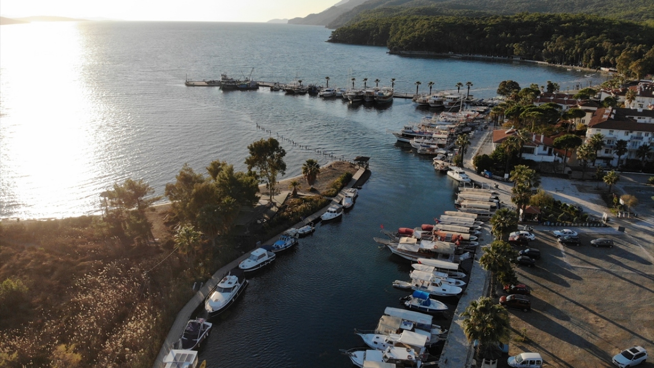 Gökova Körfezi`nin eşsiz manzarasına sahip turistik mahalledeki halk plajının yanı sıra Çınar ve Akçapınar sahillerinde de az sayıda vatandaşın bulunduğu görüldü.
