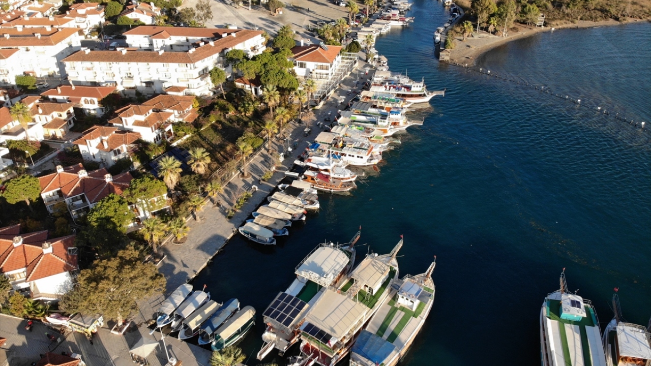 Sosyal mesafe ve maske kurallarına dikkat eden ziyaretçiler, sahil bandından yürüyüş yapıyor.