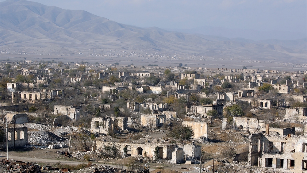 Kentte yaşayanlar başka yerlere göç ederken, Ermeni işgal güçleri tarafından kent, tampon bölge haline getirilerek tamamen insansızlaştırıldı. 