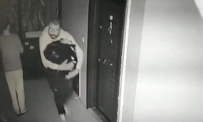 Marketten çelik kasa ve yüzlerce çikolata çalan hırsızlar kamerada