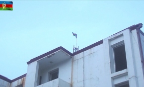 Azerbaycan ordusu işgalden kurtarılan Kelbecer'e bayrak dikti