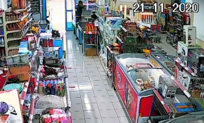 Market çalışanı soyguncuyu turşu kavanozuyla durdurdu