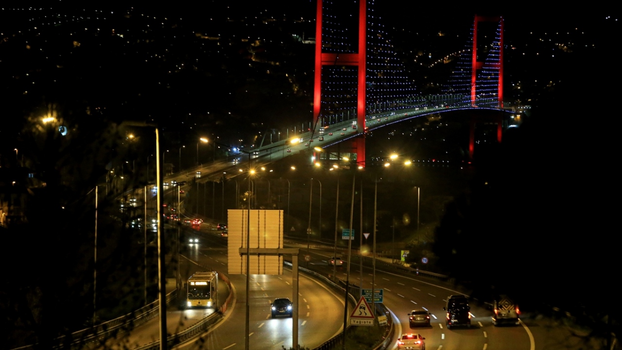 İçişleri Bakanlığının genelgesiyle, yeni bir karar alınıncaya kadar, hafta sonları saat 10.00-­20.00 dışında sokağa çıkma kısıtlaması uygulanacak. 