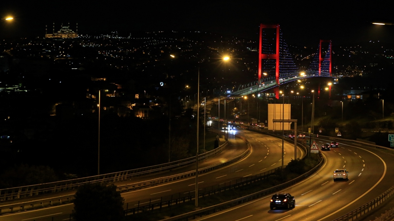 Dünyanın en kalabalık şehirlerinden İstanbul`da kısıtlamanın sona ermesinin ardından 15 Temmuz Şehitler Köprüsü`nde trafik akışı başladı. Toplu taşıma araçlarında az sayıda yolcu gözlendi.