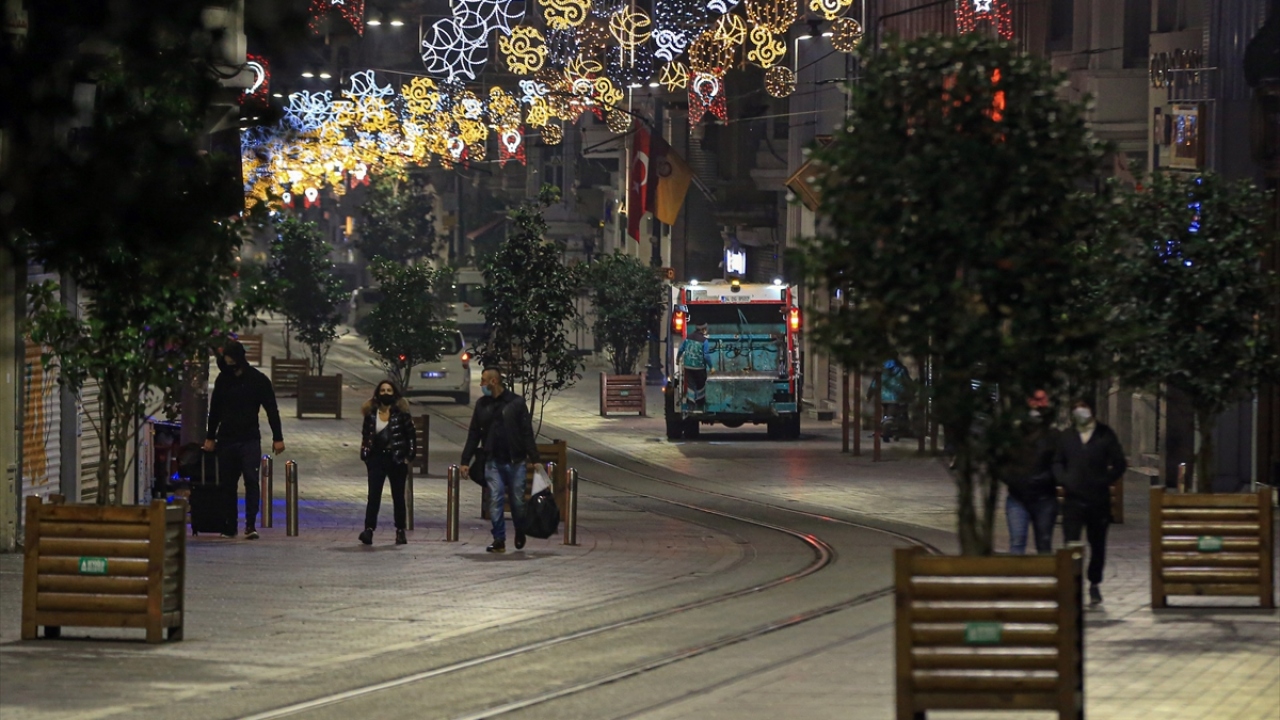 Her zaman kalabalığıyla ünlü İstiklal Caddesi ve Taksim Meydanı sabahın ilk ışıklarında sakinliğini korurken bazı iş yerlerinin haftanın ilk günü için hazırlık yaptığı görüldü.