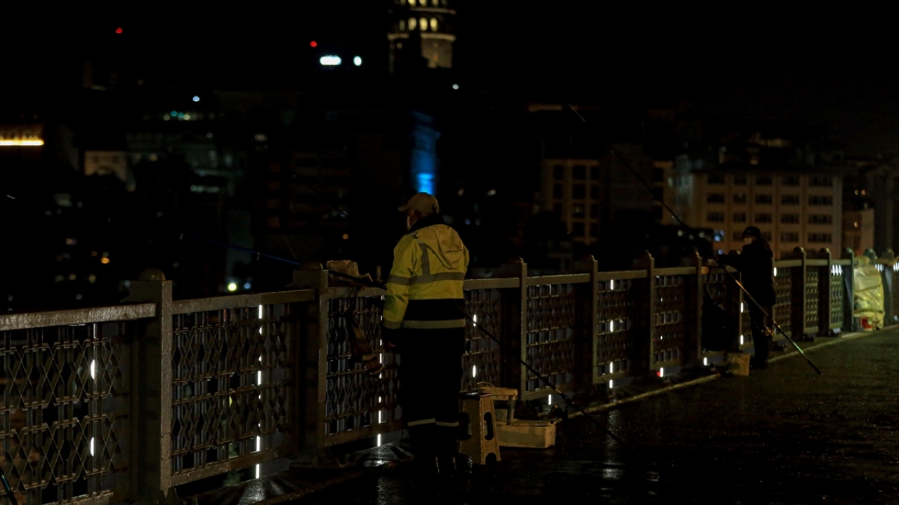 Kısıtlamanın sonra ermesiyle Galata Köprüsü üzerine gelen balıkçılar da oltalarını Marmara Denizi`ne salladı. 