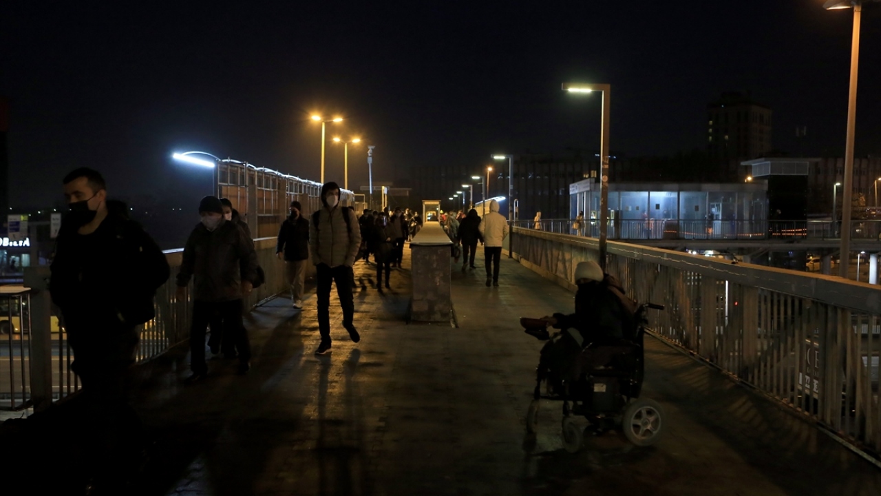 Öte yandan kısıtlama süresince İBB Trafik verilerine göre yüzde 2`lerde olan trafik yoğunluğu saat 06.17 itibarıyla yüzde 6`ya ulaştı. 