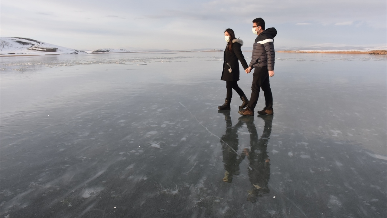 Doğu Anadolu`nun en büyük ikinci gölü olan ve bölgenin sıcaklığın en düşük seyreden illerinden olan Kars`ta, hava sıcaklığı sıfırın altında 10 dereceye kadar düştü.
