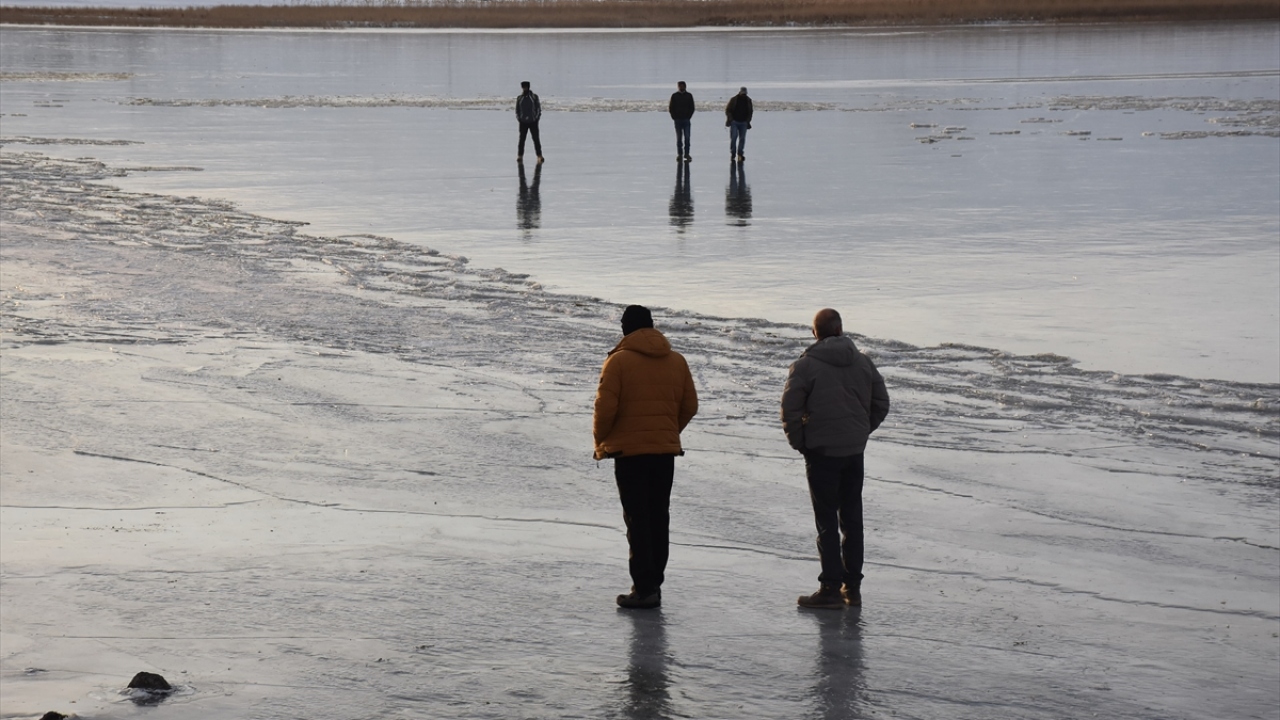 Etkili soğuklardan dolayı Kars-Ardahan sınırı arasında yer alan ve Doğu Anadolu Bölgesi`nde Van Gölü`nden sonra ikinci büyük göl olan Çıldır Gölü`nün yüzeyinin bir bölümü dondu.