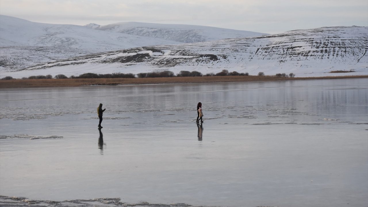 123 kilometrekare alana sahip gölün üzerindeki buz üzerine çıkan vatandaşlar keyifli anlar yaşadı.