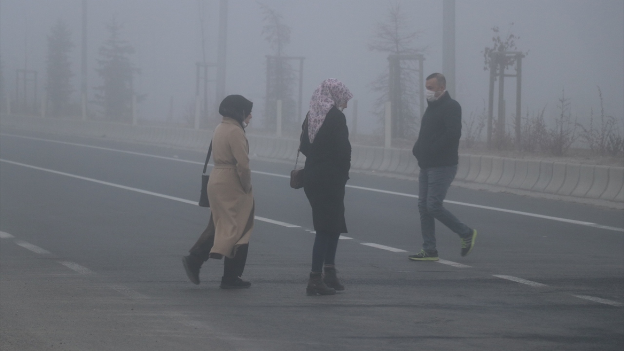 Kentte sabahın erken saatlerinden itibaren etkili olan sis, bir süre sonra yoğunlaşarak görüş mesafesini düşürdü.