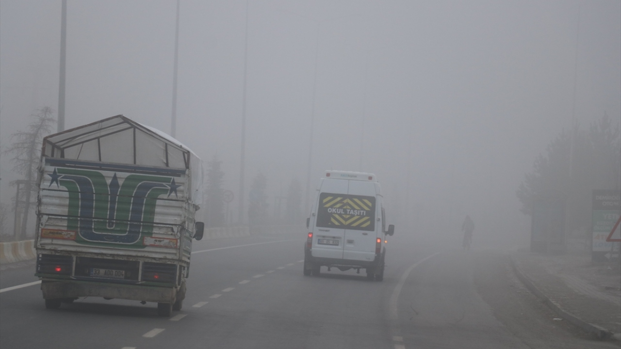 Sürücüler, sis nedeniyle görüş mesafesinin düştüğü yollarda araçlarının farlarını yakarak düşük hızda gitmek zorunda kaldı. 